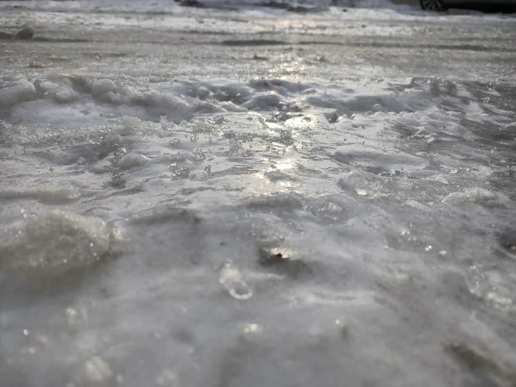 Oblodzone chodniki w całej Polsce. Jest druga ofiara odwilży