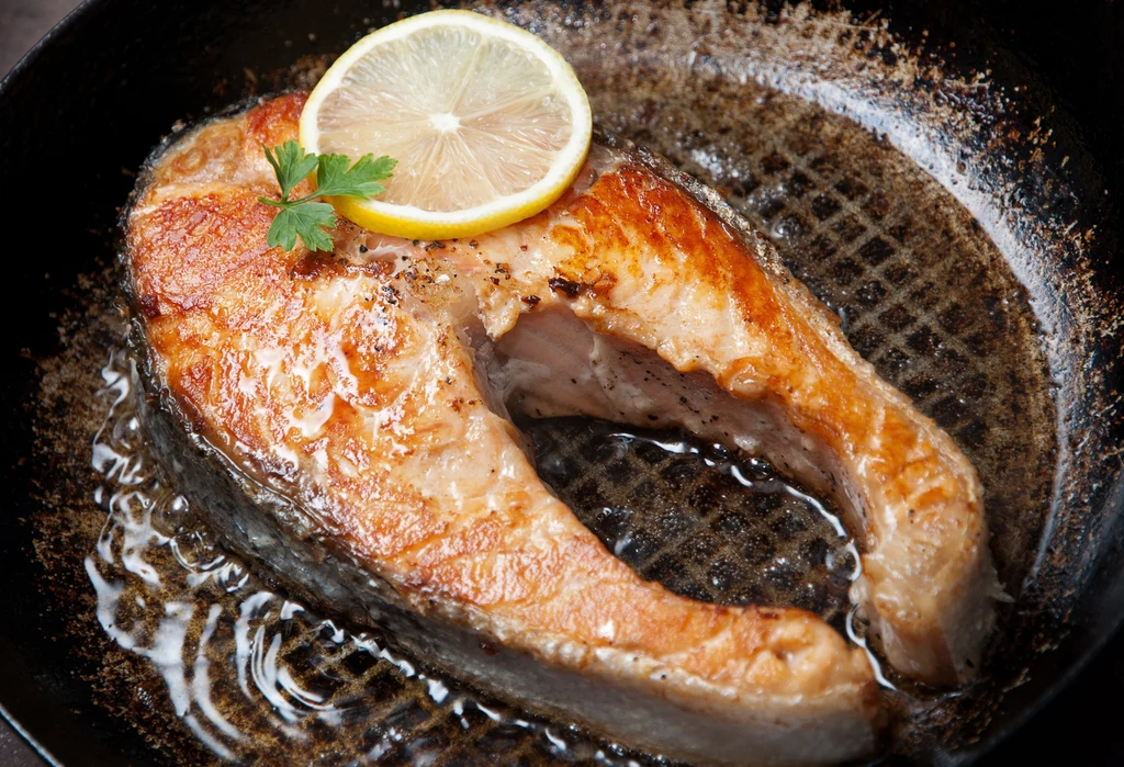 Sok z cytryny zneutralizuje nieco zapach smażonej ryby