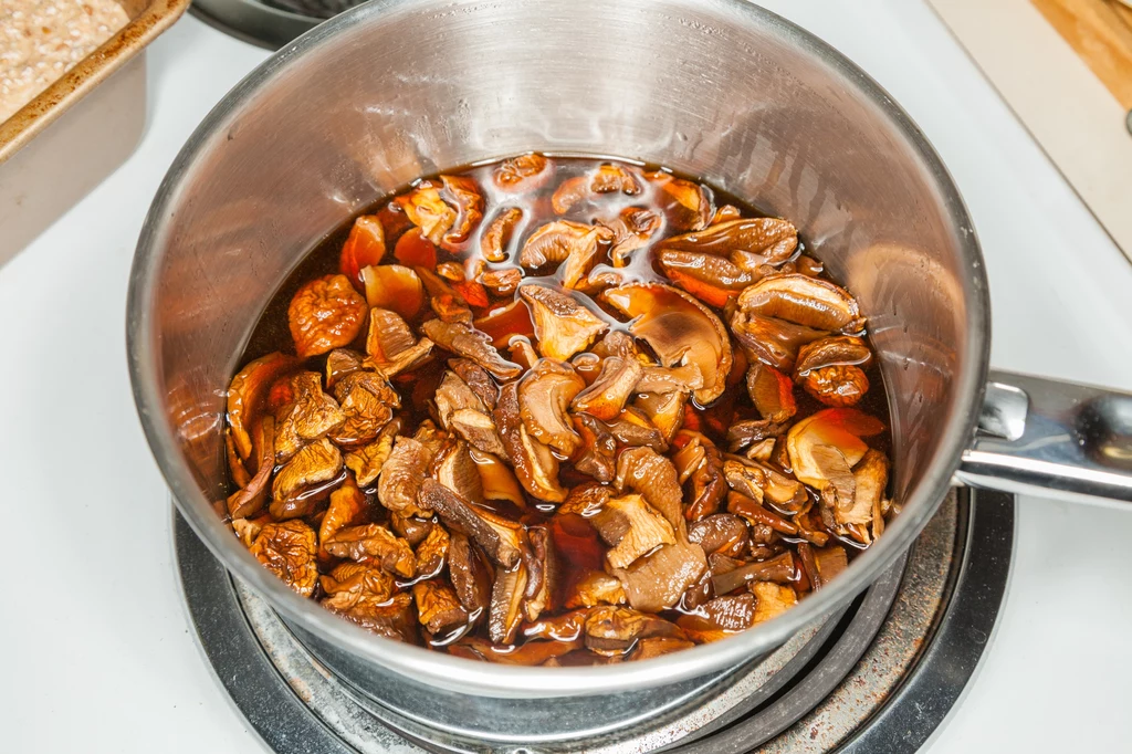 Wywar z grzybów wykorzystamy do przygotowania aromatycznej zupy
