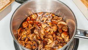 Wykorzystaj do tego wodę po gotowaniu suszonych grzybów. Urozmaicisz przepisy nie tylko w te święta