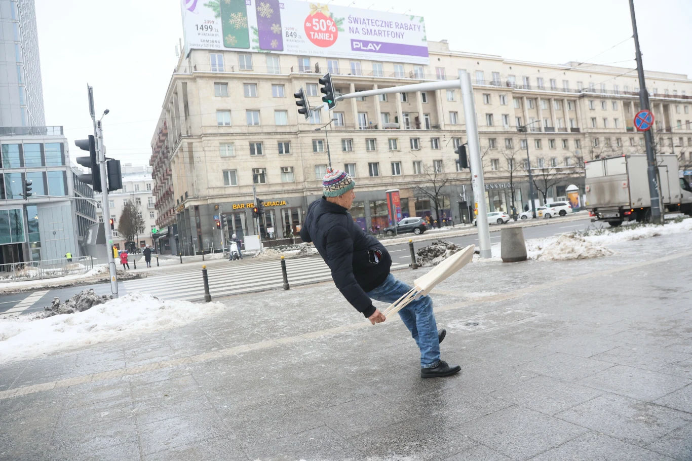Gołoledź. Śliskie chodniki we wtorek; zdj. ilustracyjne 