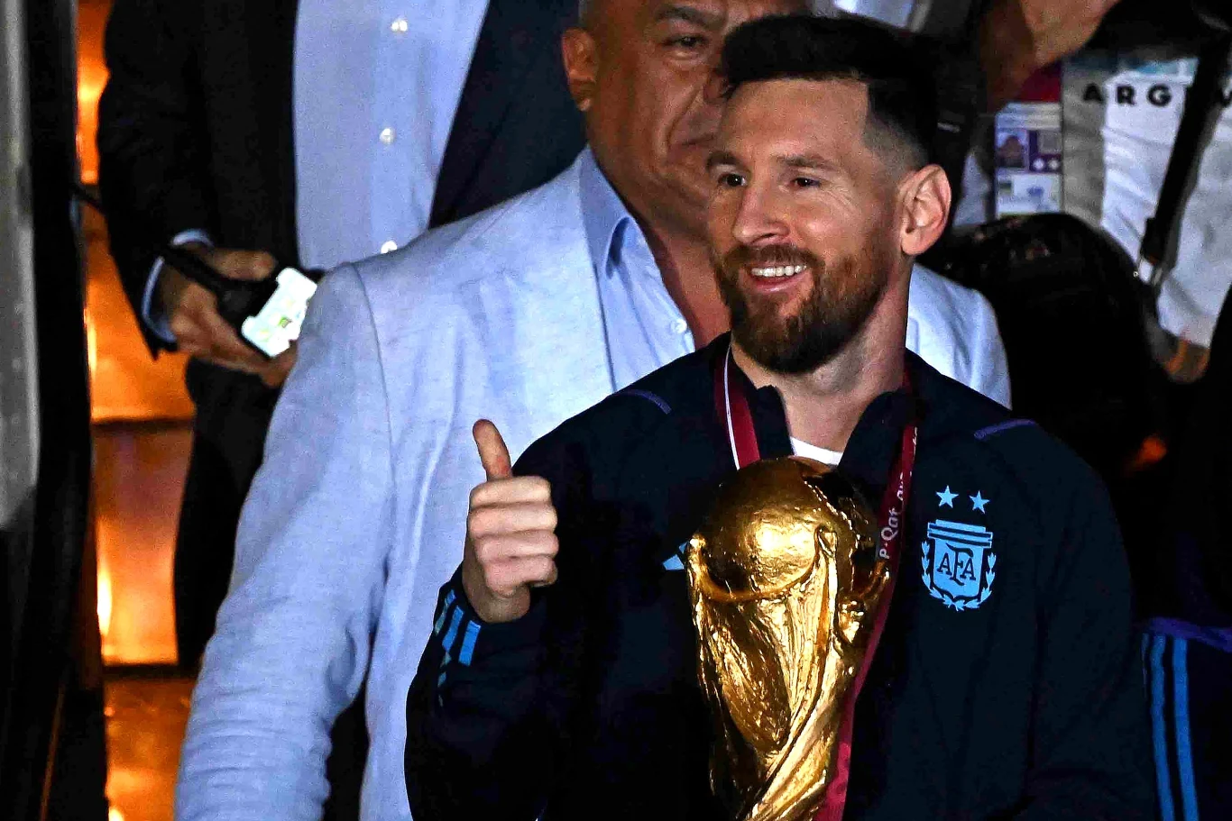 Lionel Messi pozujący z Pucharem Świata