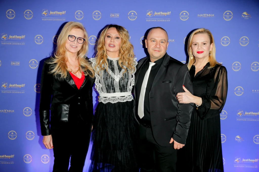 Sylwia Wysocka, Monika, Monika Jarosińska, Robert Fajst i Małgorzata Sadowska na Gali Marki Roku 2022.  Sylwia Wysocka, Monika, Monika Jarosińska, Robert Fajst i Małgorzata Sadowska na Gali Marki Roku 2022.