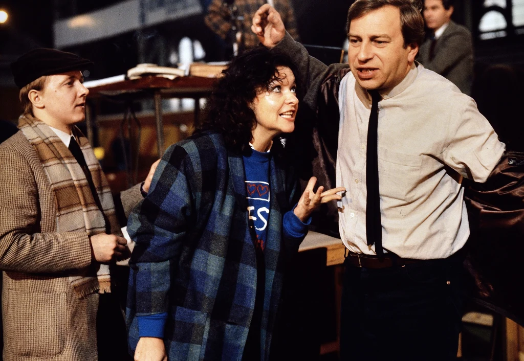 Plan filmu "Bohater roku" w reżyserii Feliksa Falka, n/z od lewej: Krzysztof Krupiński, Izabella Olejnik, Jerzy Stuhr. 1986 r.