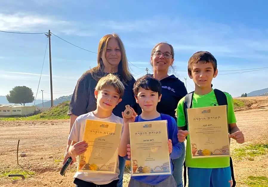 Trzech chłopców którzy znaleźli świecę: Alon Cohen, Liam Atias i Rotem Livnat Trzech chłopców którzy znaleźli świecę: Alon Cohen, Liam Atias i Rotem Livnat