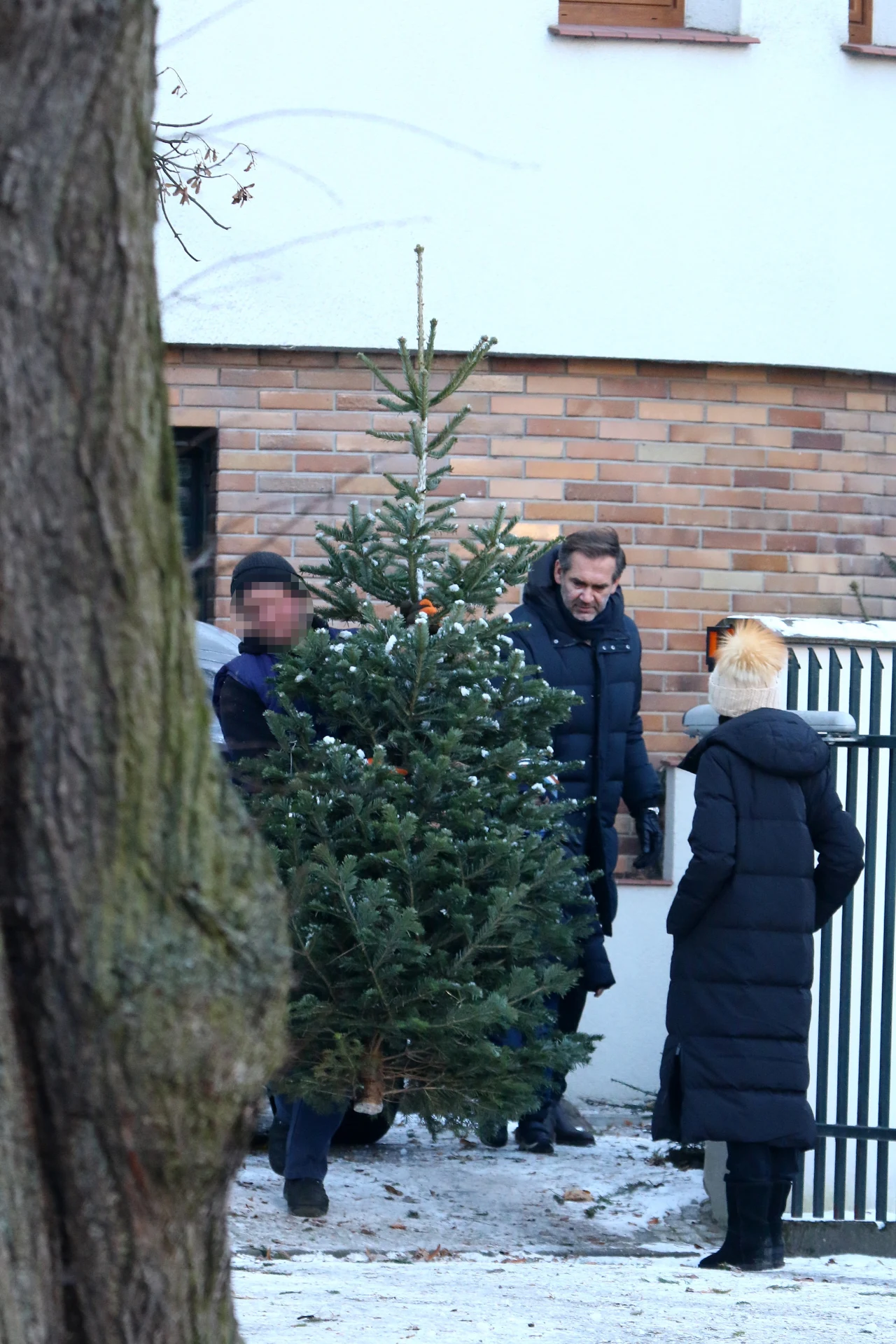 Marta Kaczyńska wybiera choinkę z synkiem i trzecim mężem, Piotrem Zielińskim 
