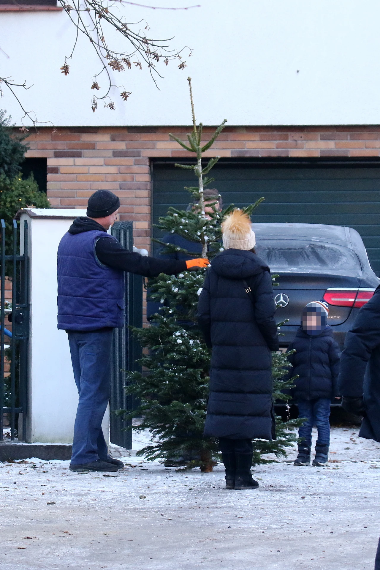 Marta Kaczyńska wybiera choinkę z synkiem i trzecim mężem, Piotrem Zielińskim 