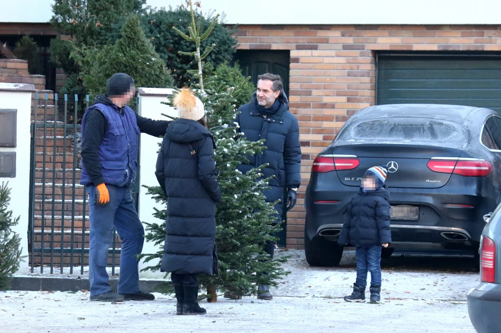 Marta Kaczyńska wybiera choinkę z synkiem i trzecim mężem, Piotrem Zielińskim 