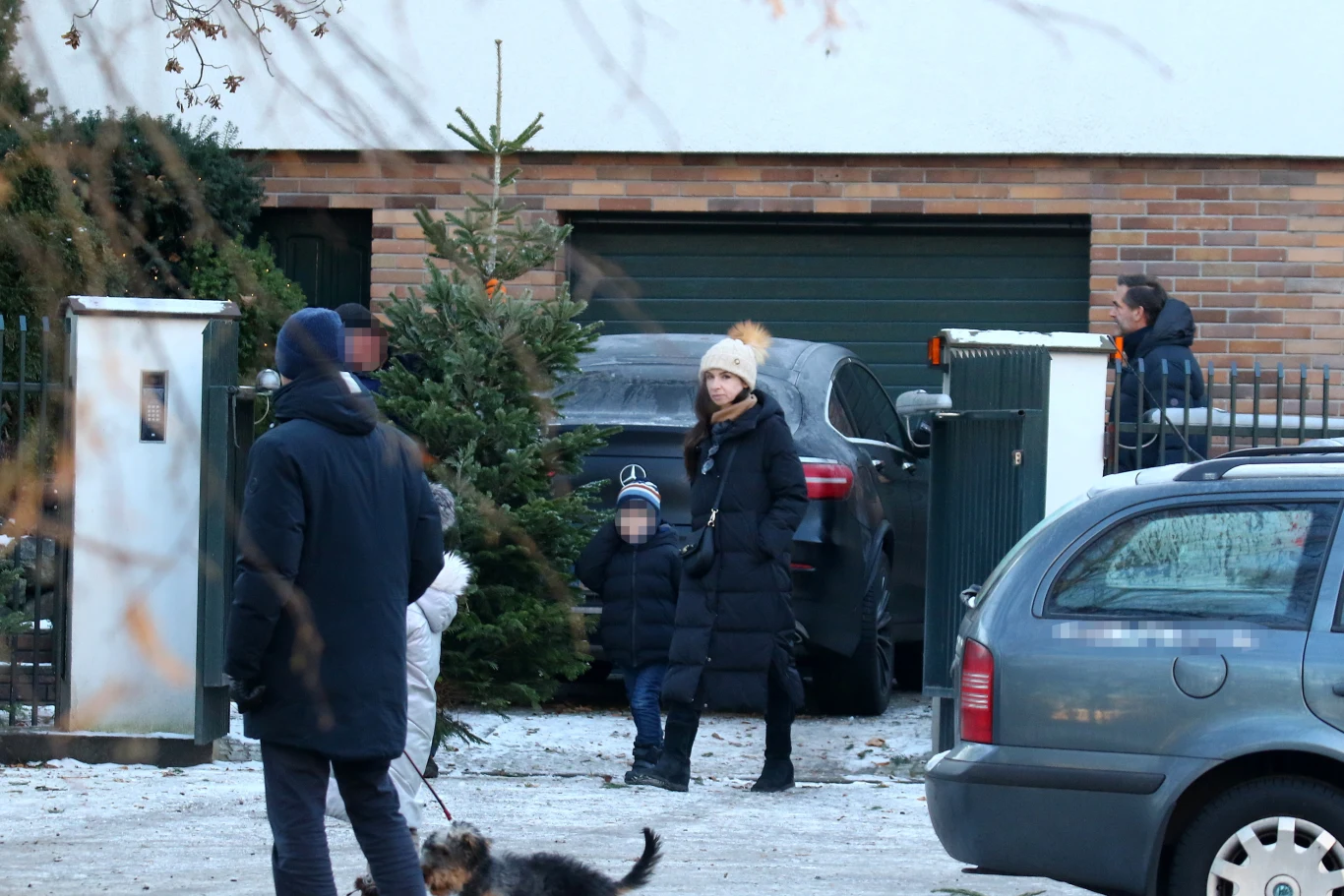 Marta Kaczyńska wybiera choinkę z synkiem i trzecim mężem, Piotrem Zielińskim 