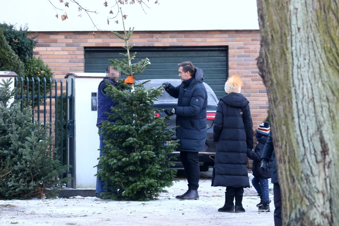 Marta Kaczyńska wybiera choinkę z synkiem i trzecim mężem, Piotrem Zielińskim 