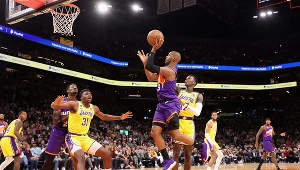 Chris Paul (z piłką), jeden z liderów Suns