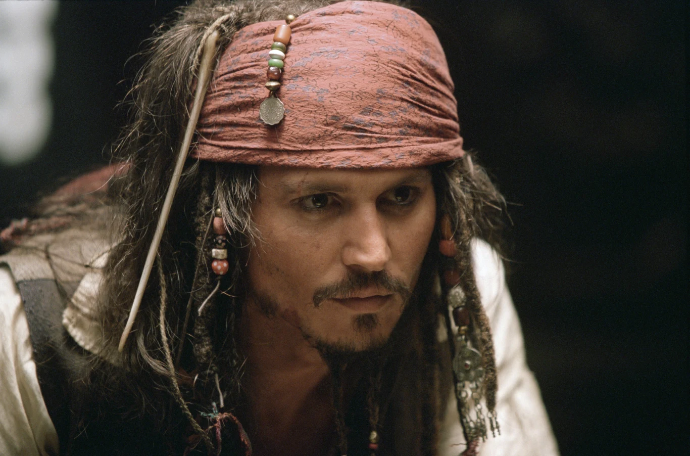 Johnny Depp jako Jack Sparrow w filmie "Piraci z Karaibów: Klątwa Czarnej Perły" Johnny Depp jako Jack Sparrow w filmie "Piraci z Karaibów: Klątwa Czarnej Perły"