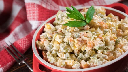 Sałatka jarzynowa została po świętach? Sprawdź, czy możesz ją zamrozić.