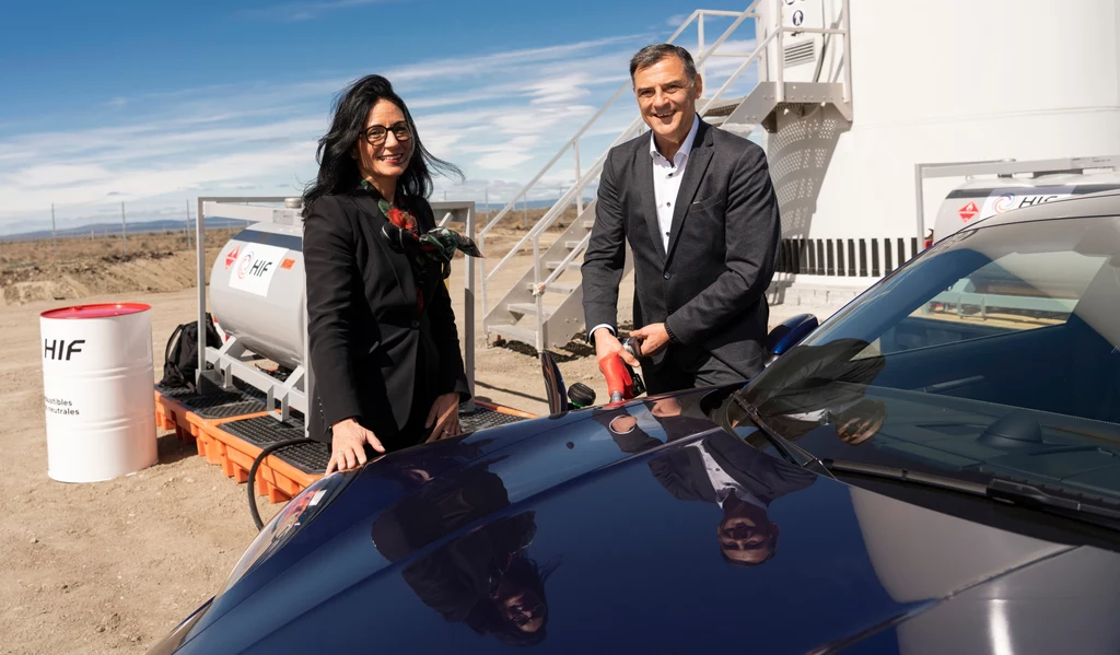 Barbara Frenkel, członkini zarządu Porsche AG ds. zamówień, i Michael Steiner, członek zarządu Porsche AG ds. badań i rozwoju, tankują Porsche 911 pierwszą partią syntetycznego paliwa