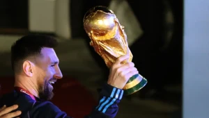 Leo Messi na lotnisku w Buenos Aires w trakcie powrotu z mundialu w Katarze