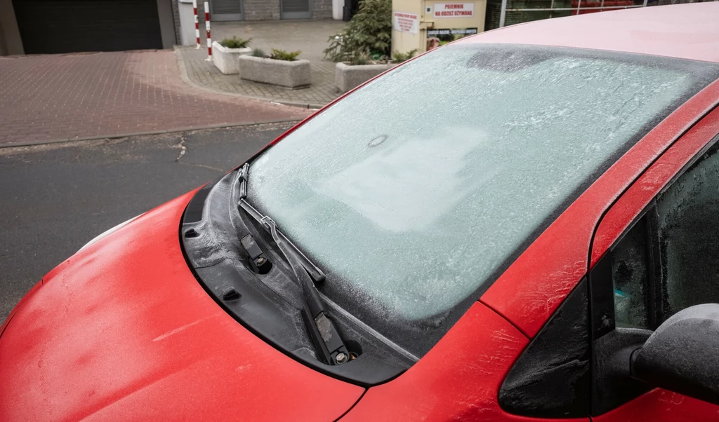 Polewanie zamarzniętej szyby gorącą wodą przyniesie więcej szkody niż pożytku.