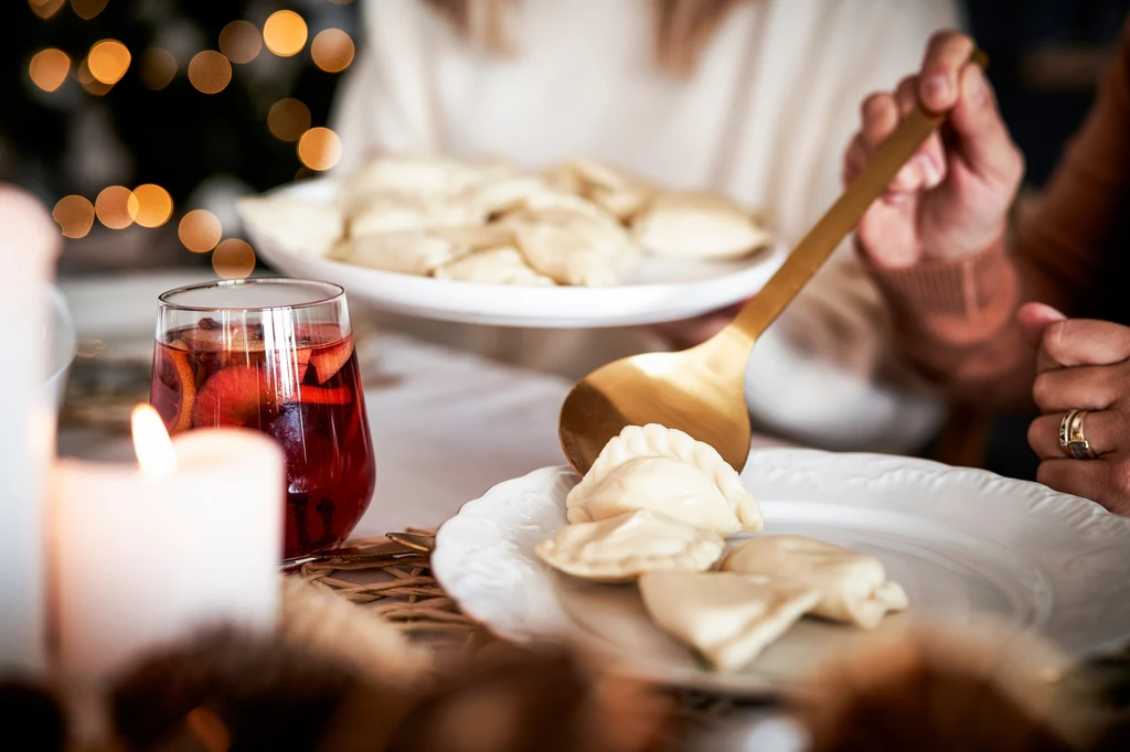 Pierogi z moczonymi w śliwowicy śliwkami i orzechami. Brzmi kusząco? Oto przepis