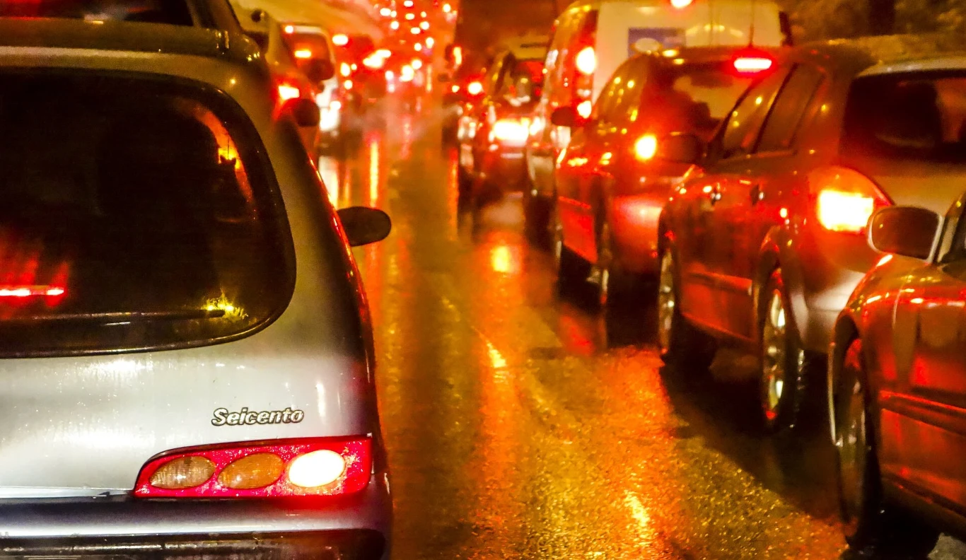 Gołoledź to cienka warstwa lodu pojawiająca się na drodze. Jak prowadzić w takich warunkach? Gołoledź to cienka warstwa lodu pojawiająca się na drodze. Jak prowadzić w takich warunkach?