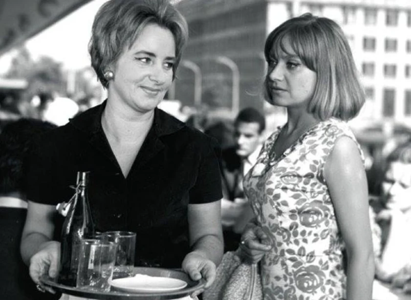 Zofia Czerwińska i Krystyna Sienkiewicz w filmie "Lekarstwo na miłość" (1965)