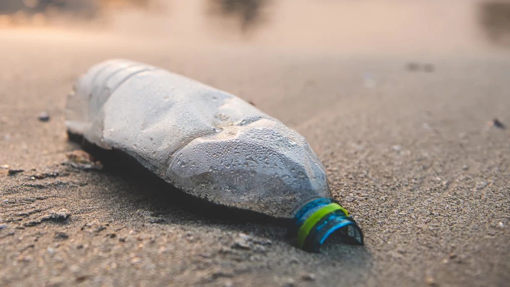 Eksperci z Uniwersytetu Konstancji przedstawili plastik, który jest twardszy od typowych tworzyw, niepalny, a niektóre uszkodzenia same się w nim naprawiają. Jest również biodegradowalny