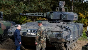 Kanclerz Niemiec na poligonie dogląda wozów bojowych Puma, zdj. ilustracyjne 