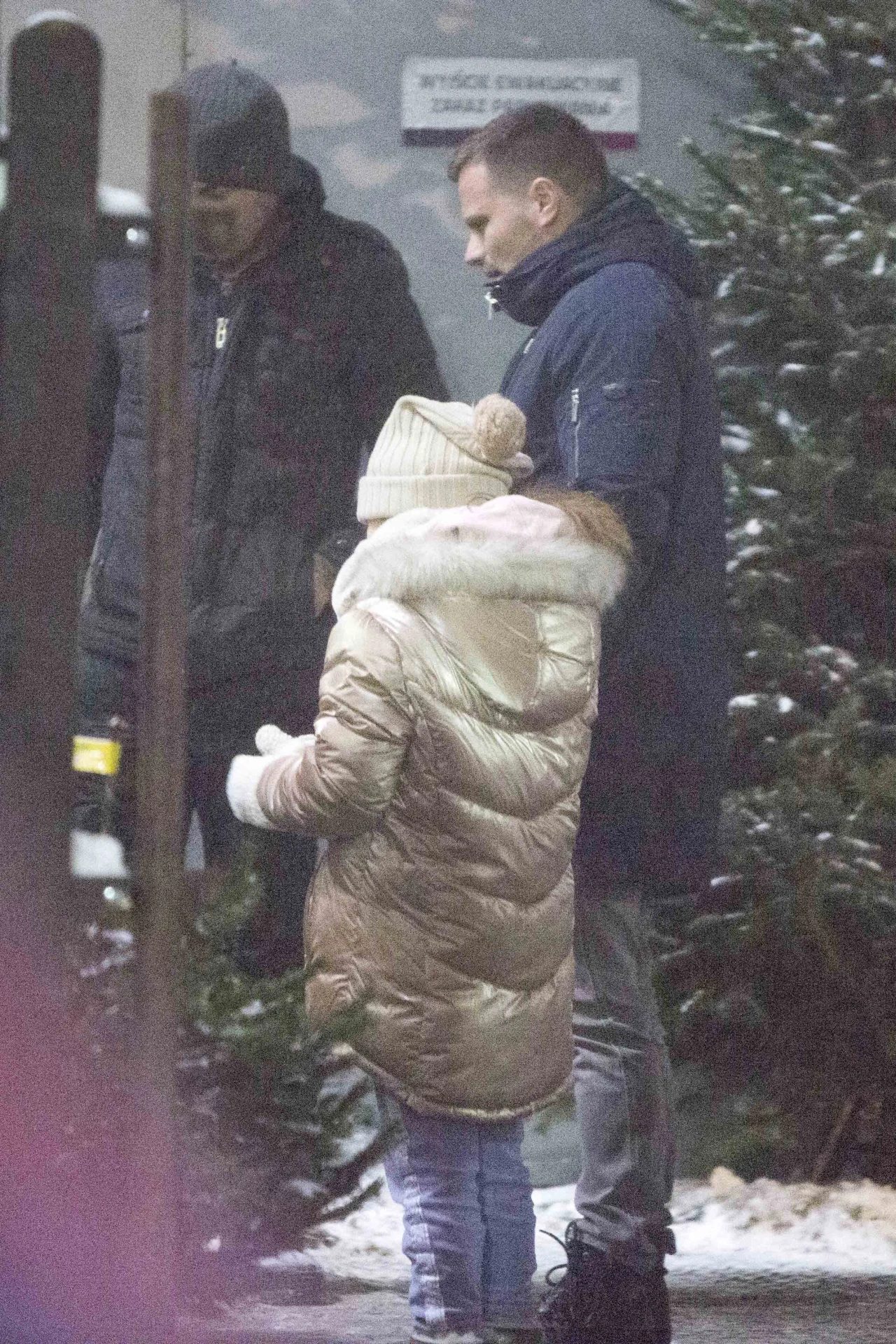 Marcin Hakiel z córką wybiera choinkę Marcin Hakiel z córką wybiera choinkę