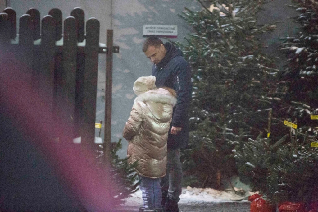 Marcin Hakiel z córką wybiera choinkę Marcin Hakiel z córką wybiera choinkę
