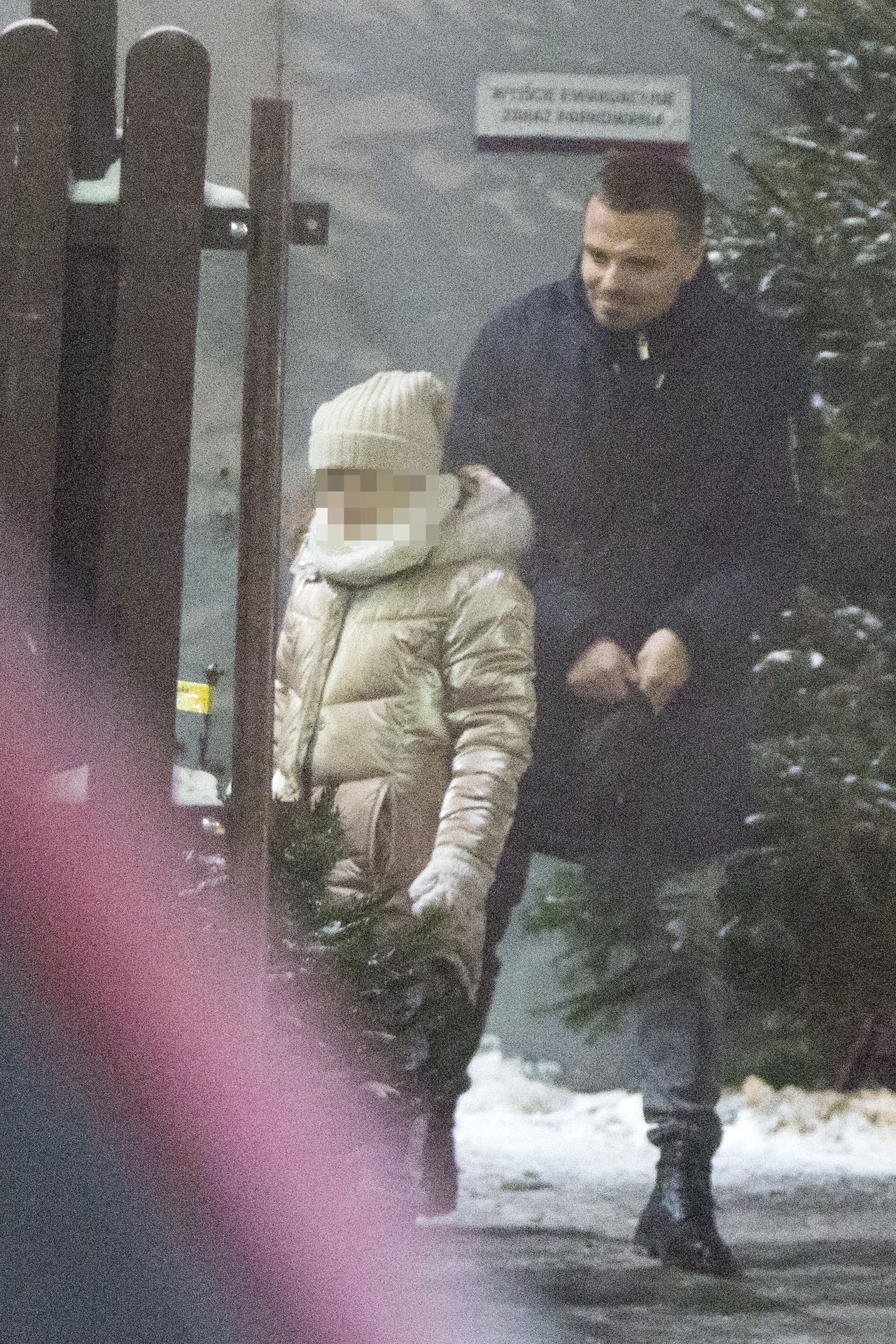 Marcin Hakiel z córką wybiera choinkę Marcin Hakiel z córką wybiera choinkę