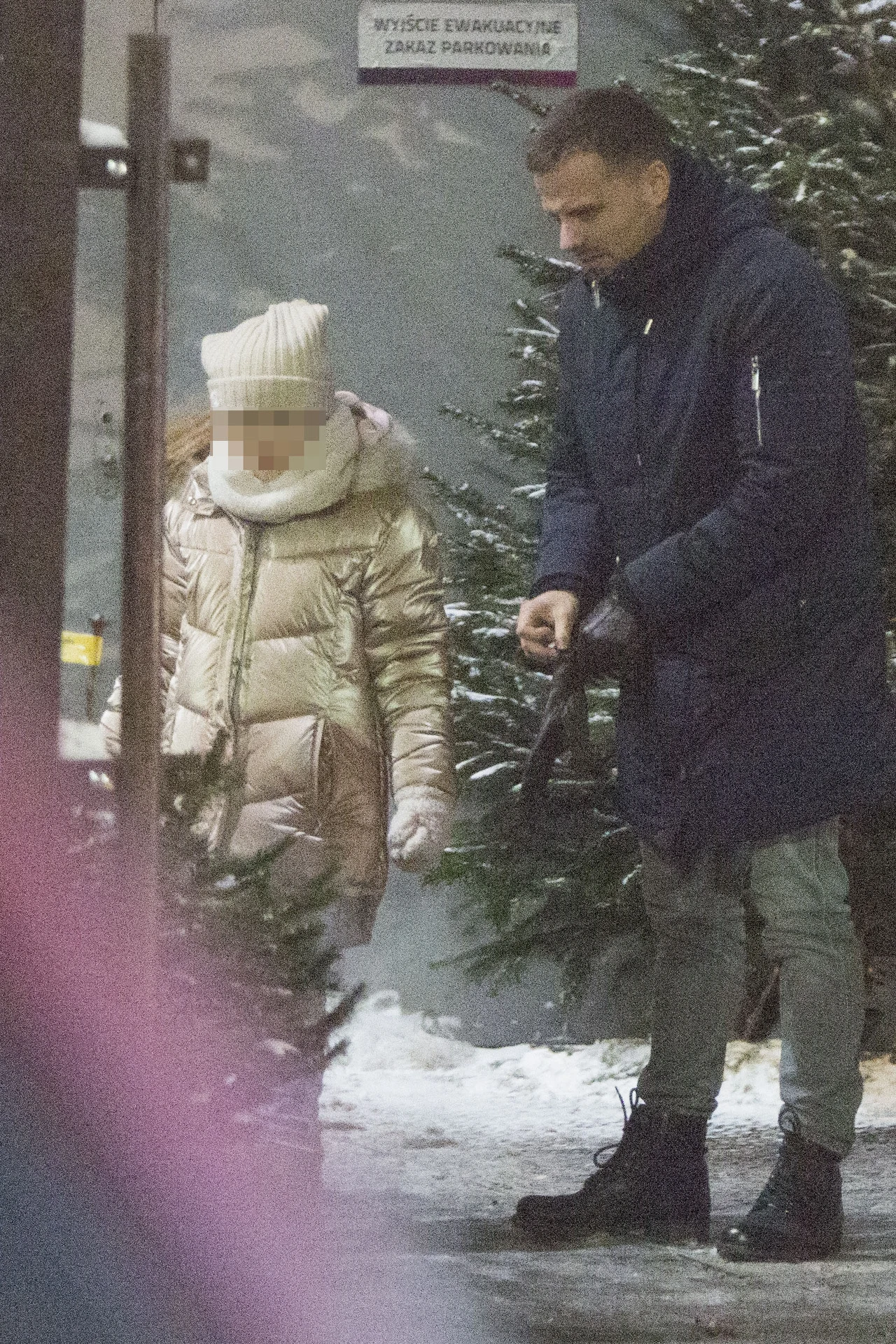 Marcin Hakiel z córką wybiera choinkę Marcin Hakiel z córką wybiera choinkę