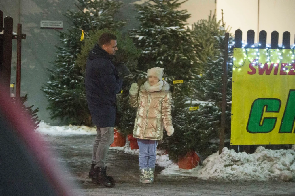 Marcin Hakiel z córką wybiera choinkę Marcin Hakiel z córką wybiera choinkę
