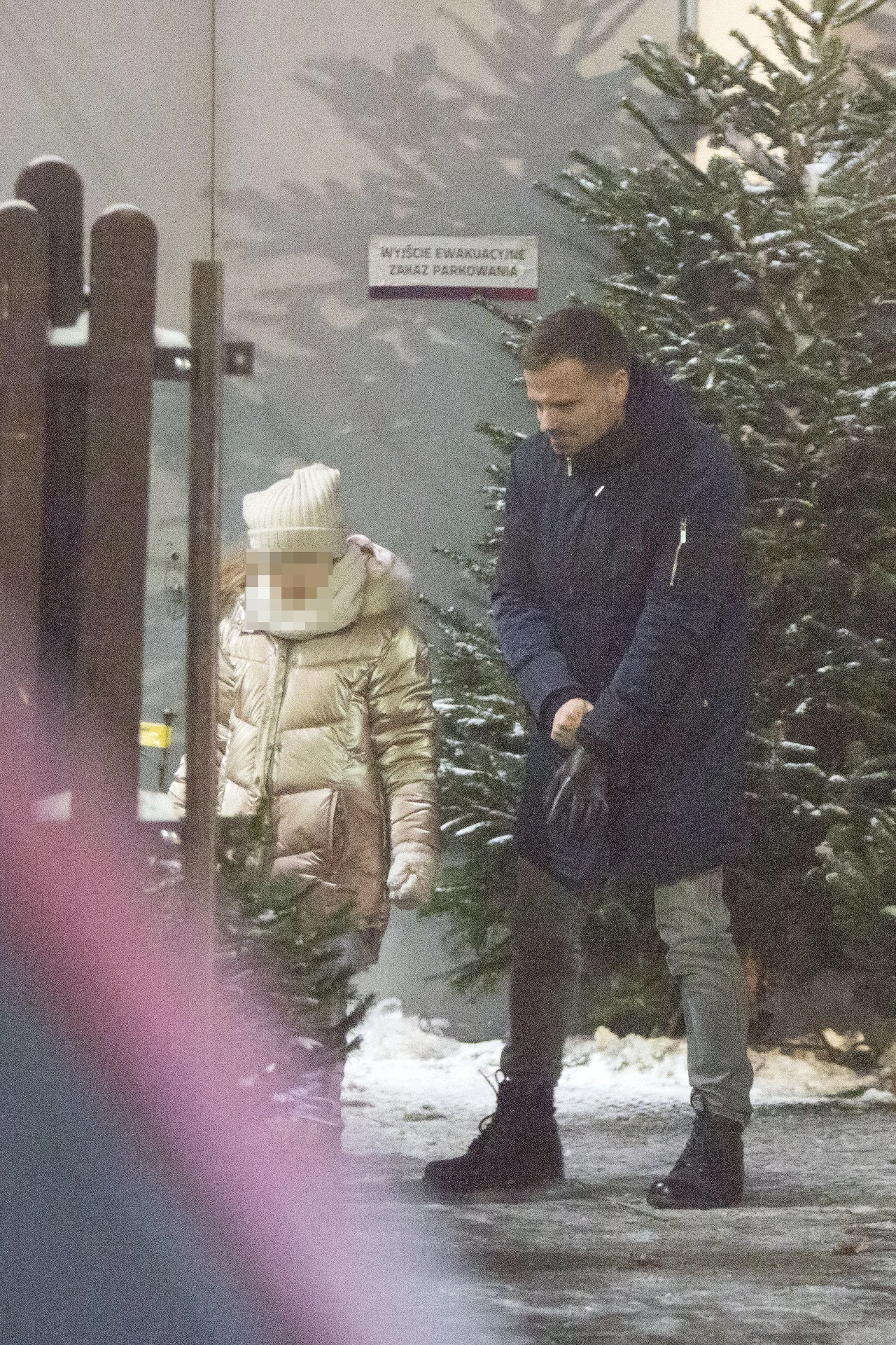 Marcin Hakiel z córką wybiera choinkę Marcin Hakiel z córką wybiera choinkę