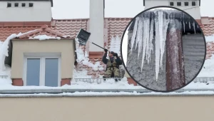 Wychodził z dzieckiem na spacer, kiedy z dachu spadła bryła lodu. Zdj. ilustracyjne