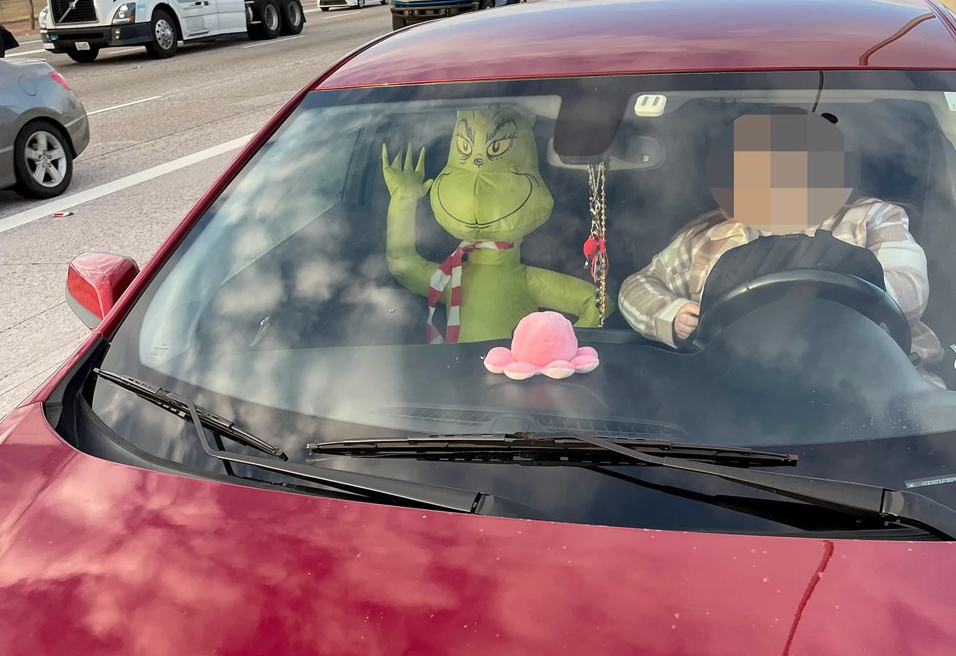 Obok kierowcy siedział... Grinch. Obok kierowcy siedział... Grinch.