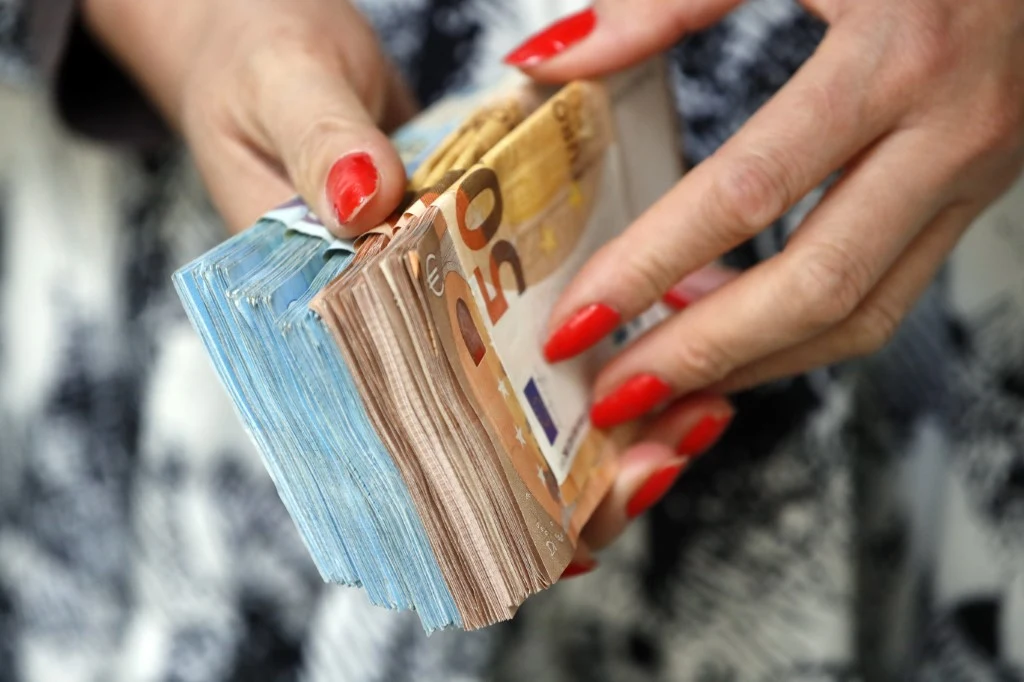 Przez cały 2023 r. wszystkie banki komercyjne w Chorwacji będą wymieniać (bez dodatkowych opłat) banknoty kunowe na euro