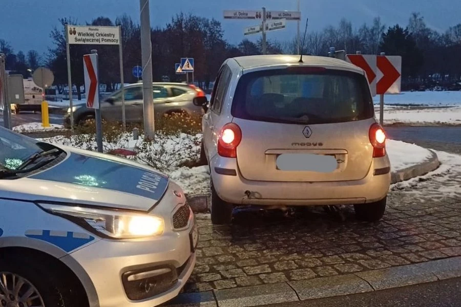 Kierowca Renault wjechał na środek ronda i utknął.