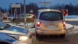 Kierowca Renault wjechał na środek ronda i utknął.