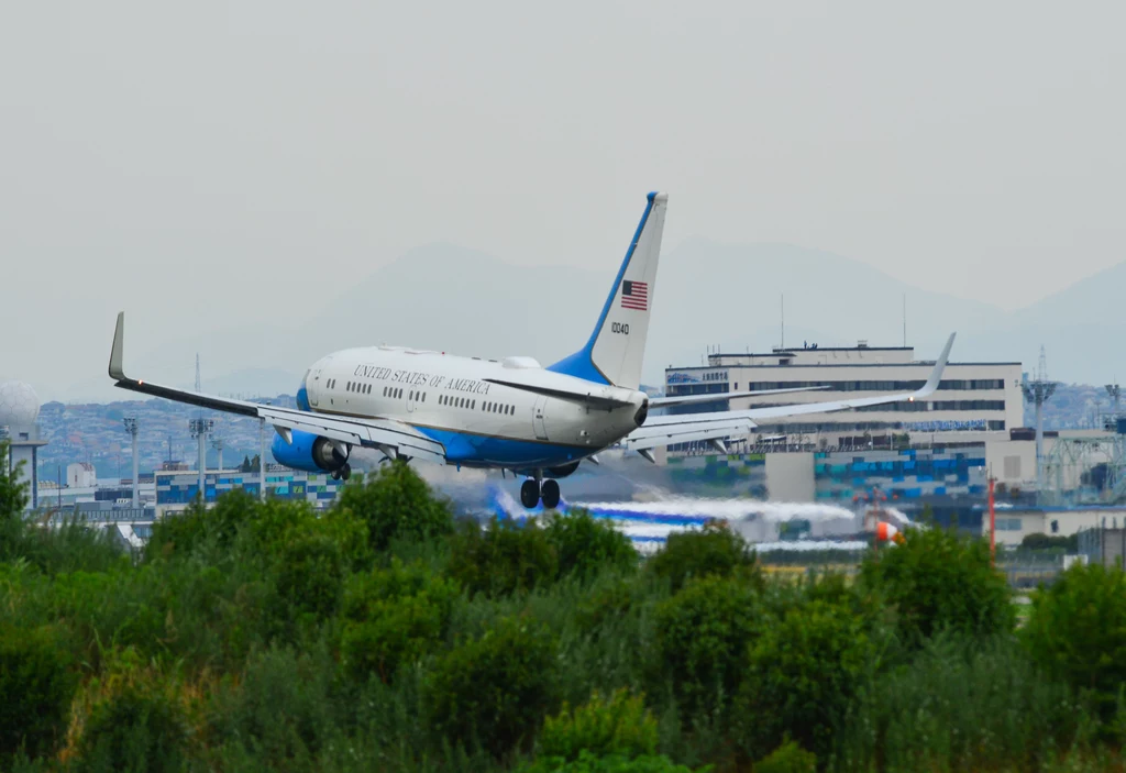 Samolot typu Boeing C-40B w wersji dla sił powietrznych USA ma dodatkowe systemy łączności i bezpieczeństwa