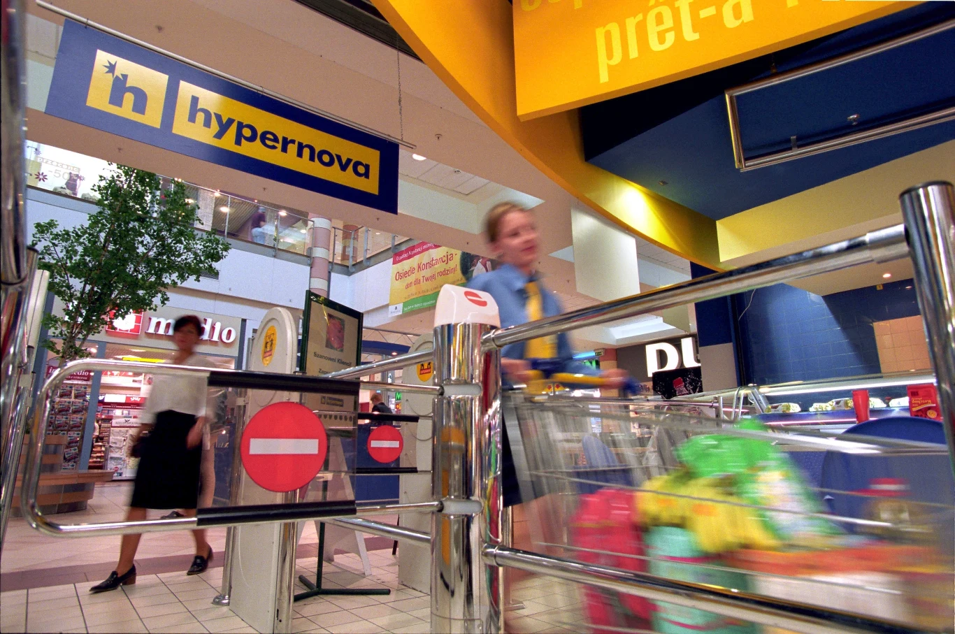Hypernova przekształciło się w sklepy Carrefour