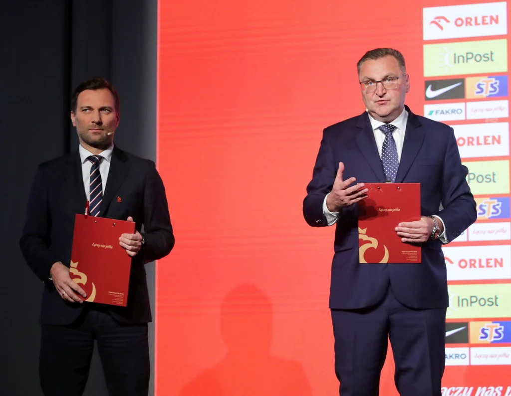 Rzecznik PZPN Jakub Kwiatkowski (z lewej) zdradził, co było powodem rozstania z Czesławem Michniewiczem Rzecznik PZPN Jakub Kwiatkowski (z lewej) zdradził, co było powodem rozstania z Czesławem Michniewiczem
