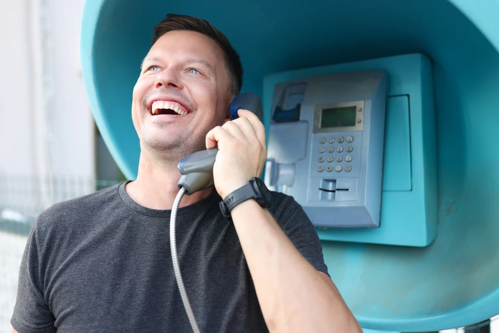 Walczą z gigantami technologicznymi. Wracają budki telefoniczne!