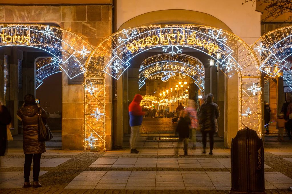 Świąteczne ozdoby na ulicach Starego Miasta w Toruniu. Iluminacje świąteczne zagościły na toruńskiej starówce