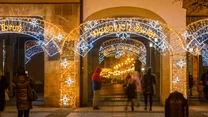 Świąteczne ozdoby na ulicach Starego Miasta w Toruniu. Iluminacje świąteczne zagościły na toruńskiej starówce