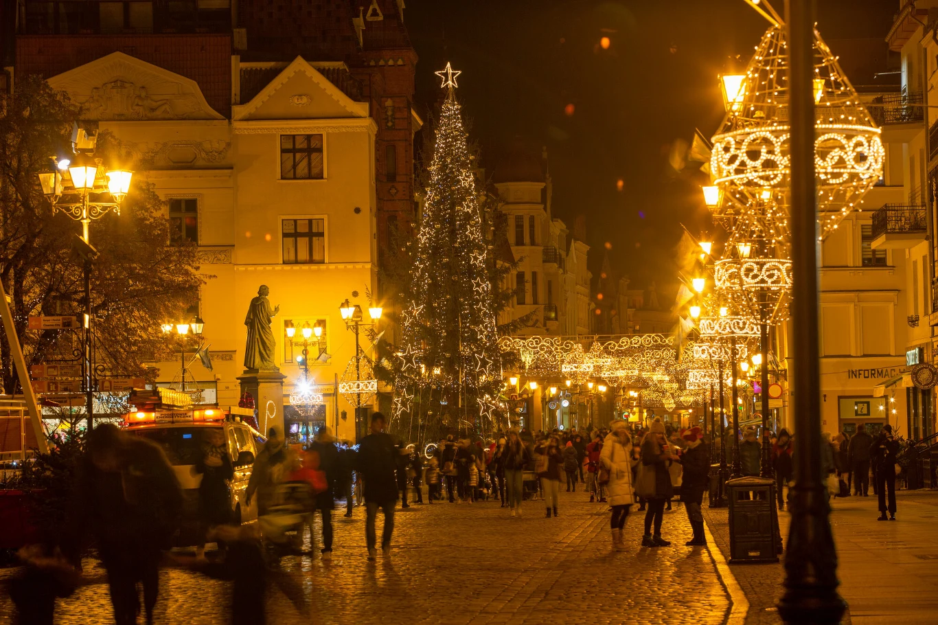 Świąteczne ozdoby na ulicach Starego Miasta w Toruniu. Iluminacje świąteczne zagościły na toruńskiej starówce