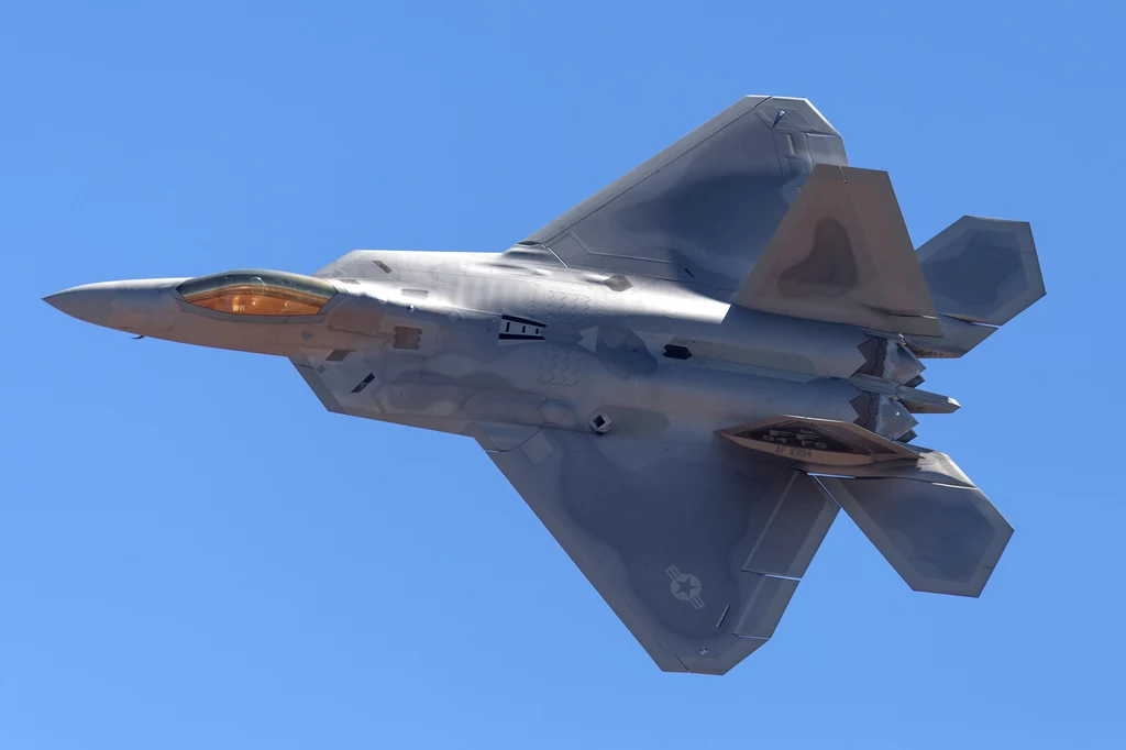 Nowoczesne myśliwce F-22 Raptor powtrzymane przez... złą pogodę