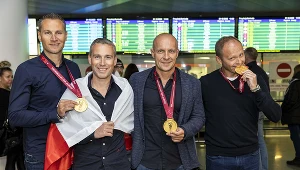 Polscy sędziowie wracający z Kataru, drugi z lewej Tomasz Listkiewicz