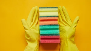 Gdzie wyrzucasz zużyte gąbki do naczyń? Wiele osób popełnia błąd