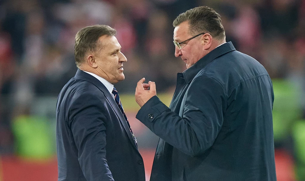 Prezes PZPN Cezary Kulesza (z lewej) w rozmowie z byłym już selekcjonerem Czesławem Michniewiczem Prezes PZPN Cezary Kulesza (z lewej) w rozmowie z byłym już selekcjonerem Czesławem Michniewiczem