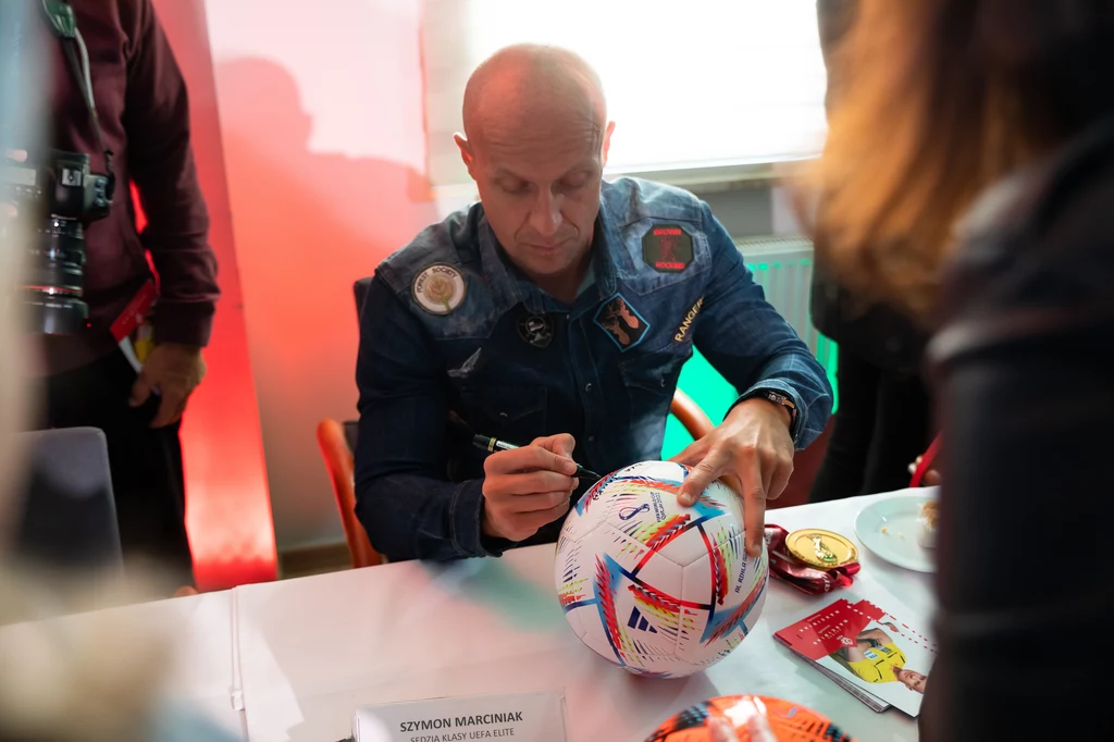Szymon Marciniak rozdaje autografy Szymon Marciniak rozdaje autografy