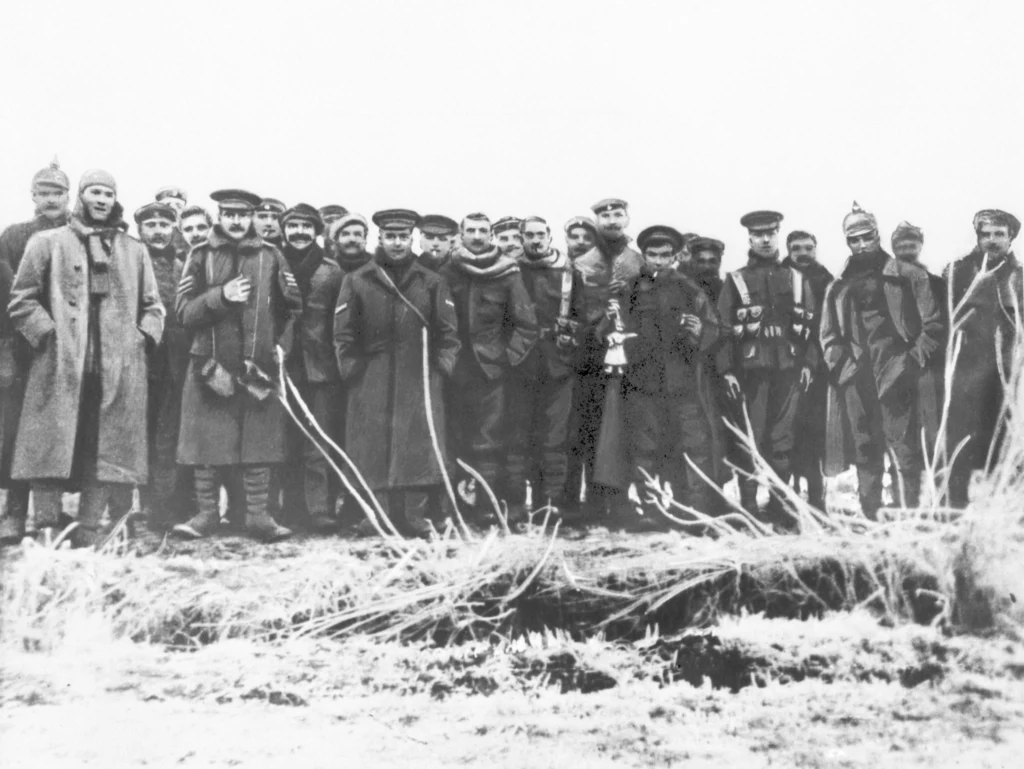 Niemieccy i brytyjscy żołnierze pozują do zdjęcia podczas spontanicznego świątecznego rozejmu w 1914 roku