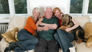 Andrzej Turski z żoną i córką